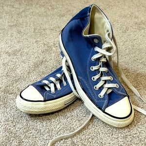 Men’s size 5, fits like a women’s 8, light blue Chuck Taylor’s. Like new!